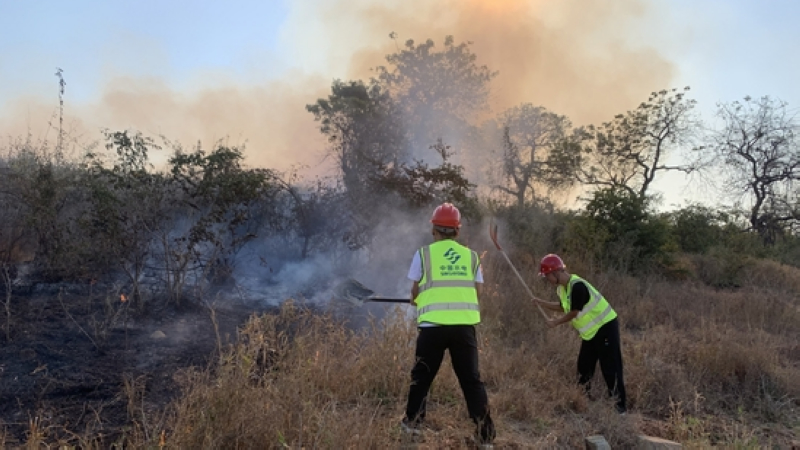 青年突擊隊隊員開展救火行動。