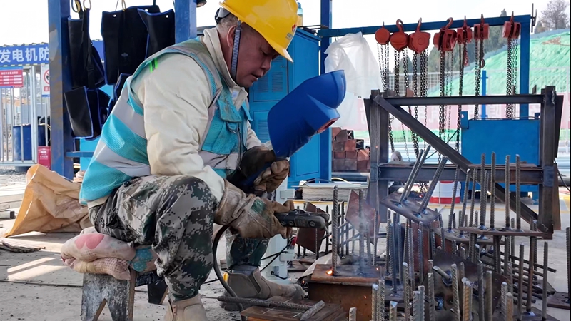 國家電投貴州金元金沙柳塘（2×660MW）煤電項(xiàng)目建設(shè)現(xiàn)場工人施工中。 王方攝.JPG