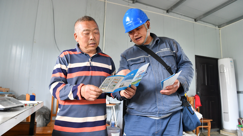 工作人員給客戶普及安全用電知識。