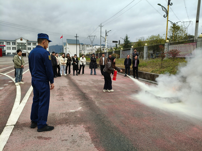 參訓(xùn)人員進行滅火實操演練。