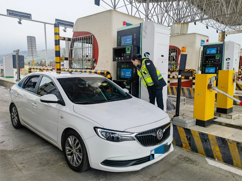 引導人員向遇操作疑問司乘提供指引。