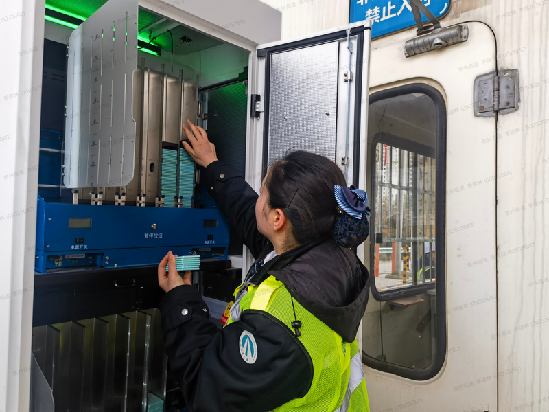 收費員為自助設備裝卡。