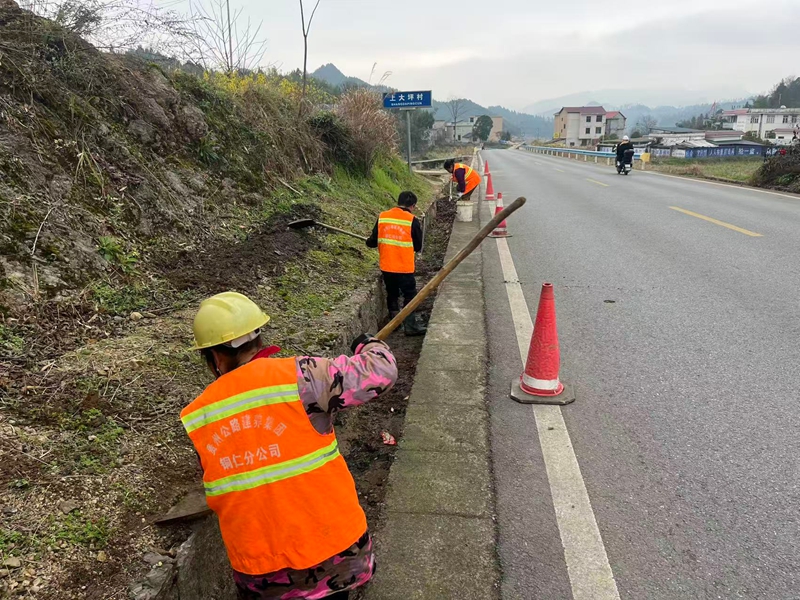 養護人員開展邊溝清淤。 梁博儒攝.jpg