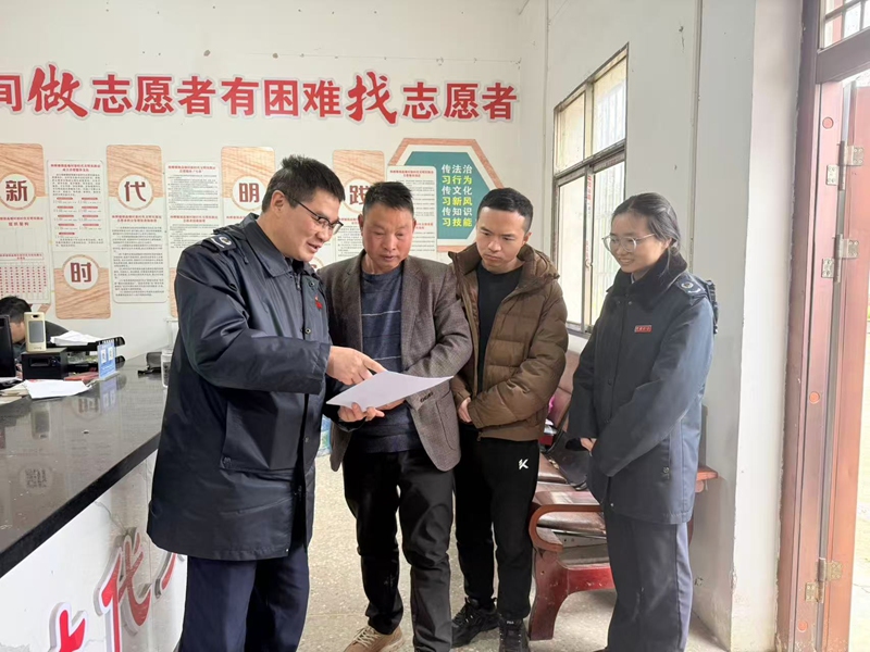 圖片1圖為施秉縣局負責人向楊柳塘鎮高塘村村干部解釋“1+N黨群 稅驛站”業務清單內容 攝影：羅雯