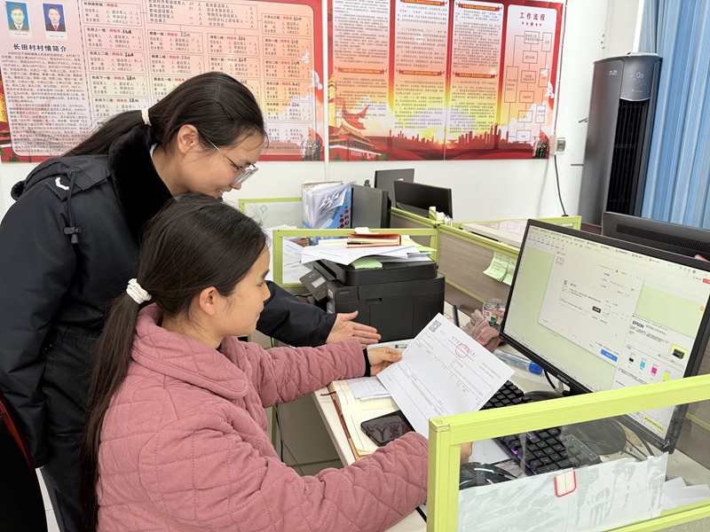 2 圖為稅務干部輔導楊柳塘鎮長田村村干部開出第一張數電發票 攝影:唐興莉