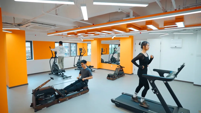 4.租戶在公寓健身房鍛煉身體。