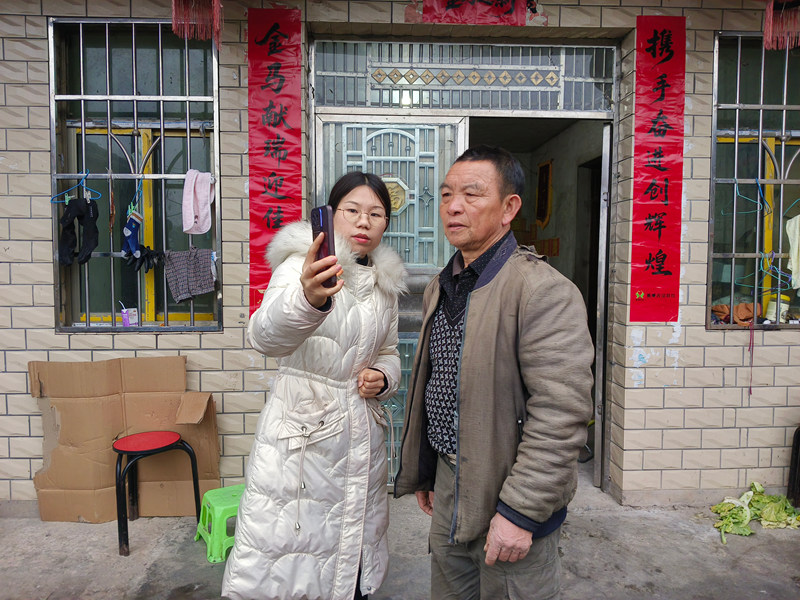 圖為施秉縣楊柳塘鎮(zhèn)板屯村村干上門為老人開展養(yǎng)老認證。