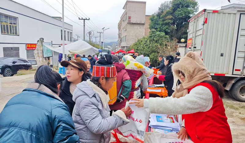 施秉縣雙井鎮(zhèn)在趕集日開展就業(yè)推薦宣傳。