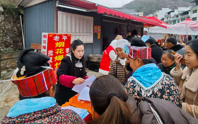 施秉縣雙井鎮在趕集日開展就業政策宣傳以及就業崗位推薦。