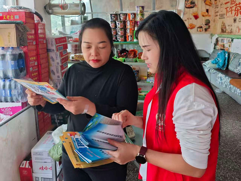 施秉縣雙井鎮工作人員入戶走訪了解群眾就業需求,推薦崗位。