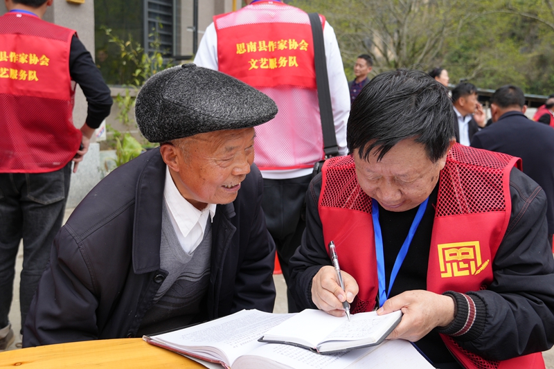 與村民交流（楊亞旭 攝）.JPG