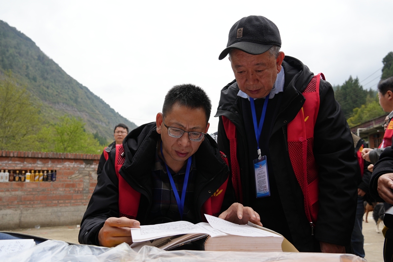 查詢資料（楊亞旭 攝）.JPG