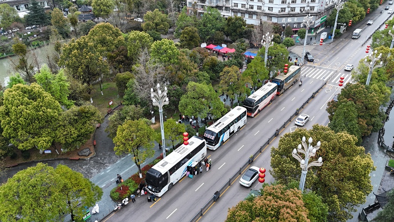 劍河縣2026年第四批“點對點”有組織勞務輸出歡送儀式現(xiàn)場。吳麟欽 攝 (2)