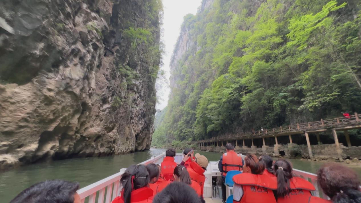 游客乘游船前往大河苗寨。