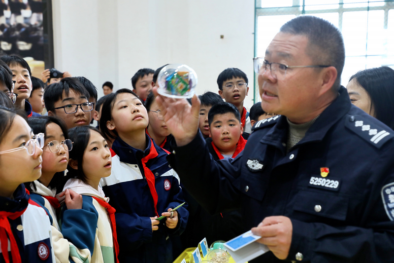 民警現場講解毒品危害與常見詐騙手段。