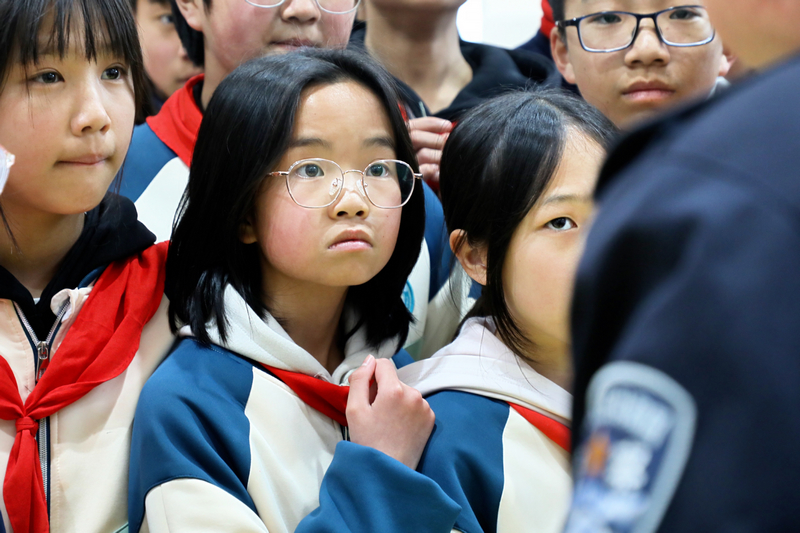 同學們認真聽講。