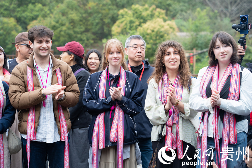 耶魯學子感受侗寨風情。人民網 陽茜攝