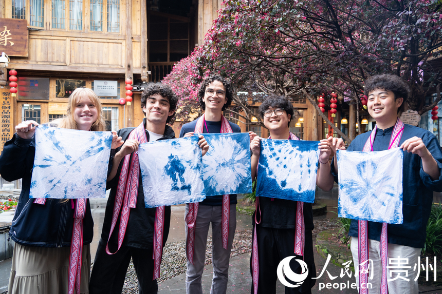 耶魯大學合唱團成員親手體驗蠟染古法技藝。人民網 陽茜攝