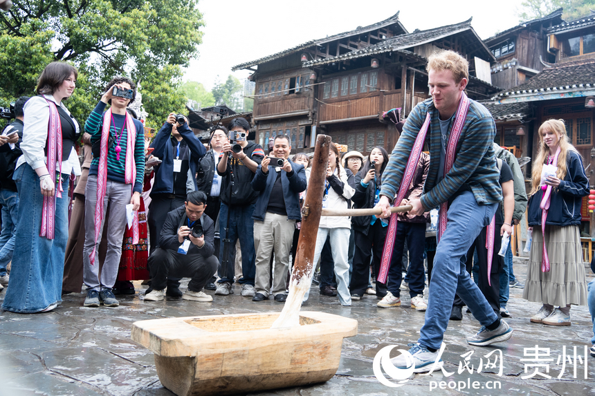 耶魯大學合唱團成員體驗打糍粑民俗活動。人民網 陽茜攝