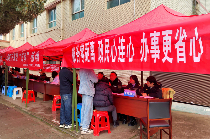 在煙草服務(wù)窗口服務(wù)群眾。向程明攝