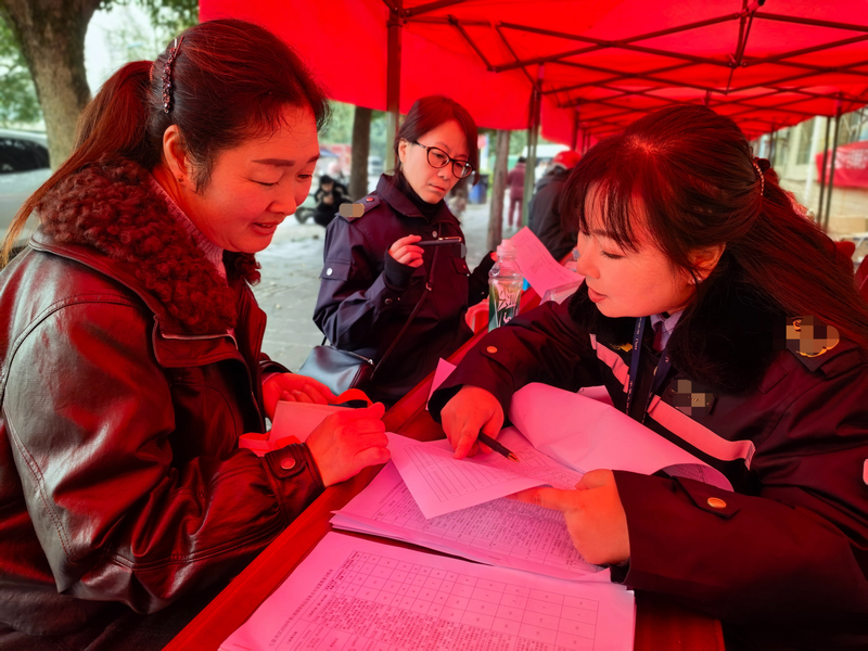 稽查員耐心解答群眾疑問(wèn)。向程明攝