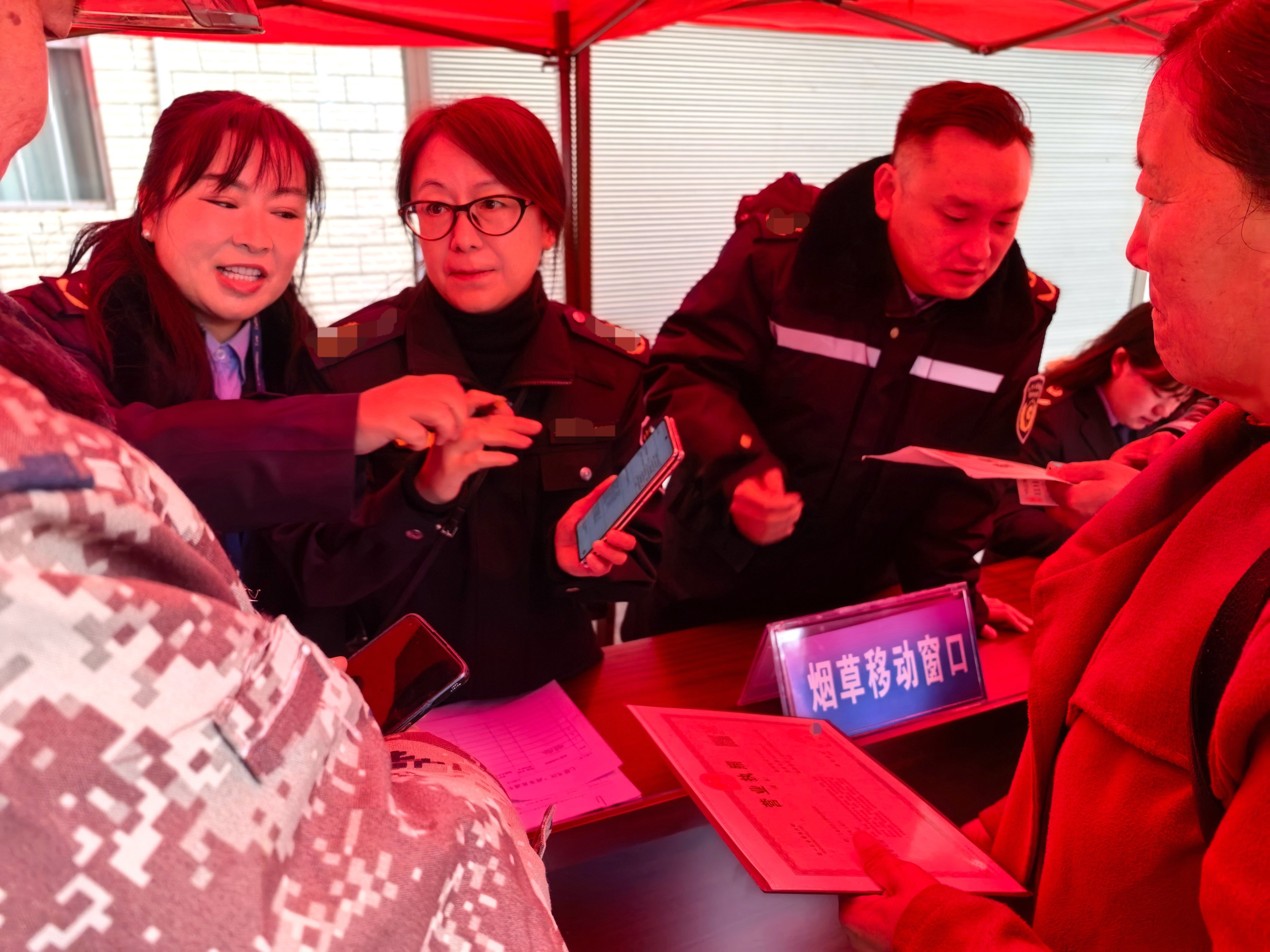 現(xiàn)場(chǎng)指導(dǎo)群眾線上操作。