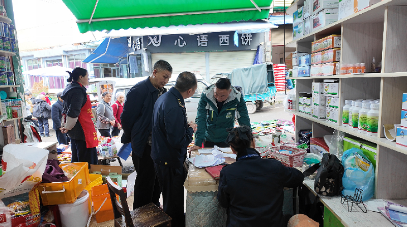 工作人員開展農資市場檢查。稅會靜=攝