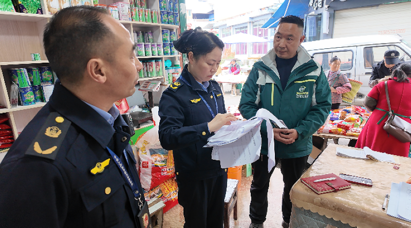 現場查看進出貨臺賬。稅會靜攝