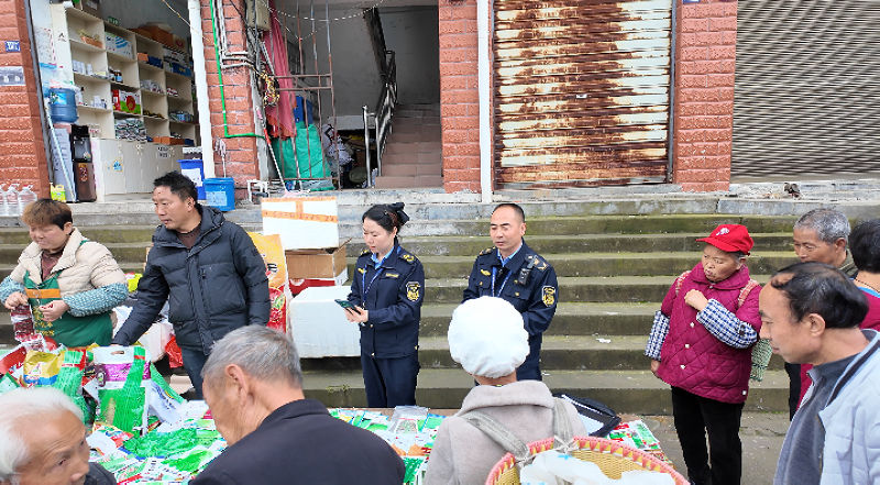 現場為群眾開展農資選購宣傳。稅會靜攝