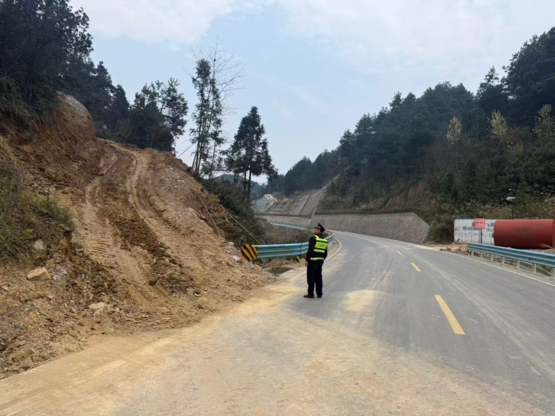 1 圖為執法人員對搭接道口情況進行核實。