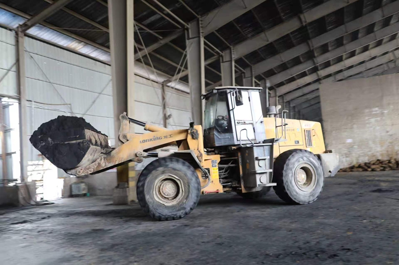 2 圖為：開(kāi)陽(yáng)紫江水泥有限公司鏟車