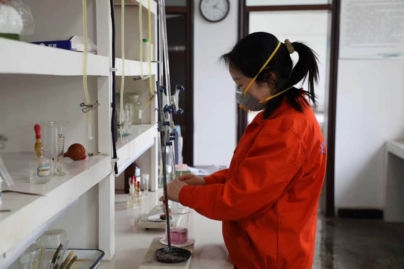 3 圖為：開(kāi)陽(yáng)紫江水泥有限公司化驗(yàn)室