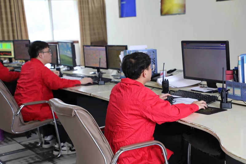 4  圖為：開(kāi)陽(yáng)紫江水泥有限公司中控室