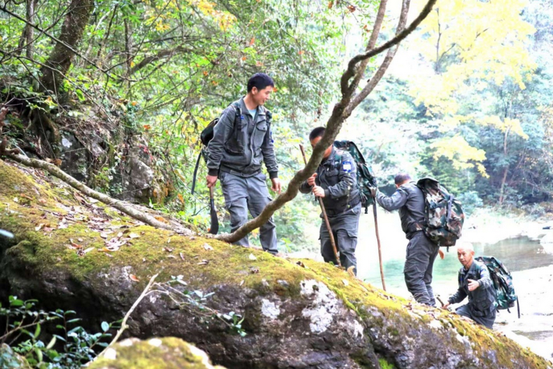 護林員在貴州梵凈山國家級自然保護區(qū)巡河。李鶴攝
