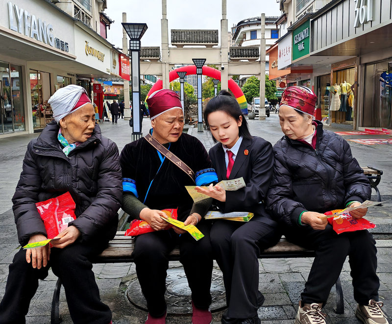 圖為施秉縣法院干警用苗語向群眾講解春耕期間防火安全常識(shí)。王凱悅攝