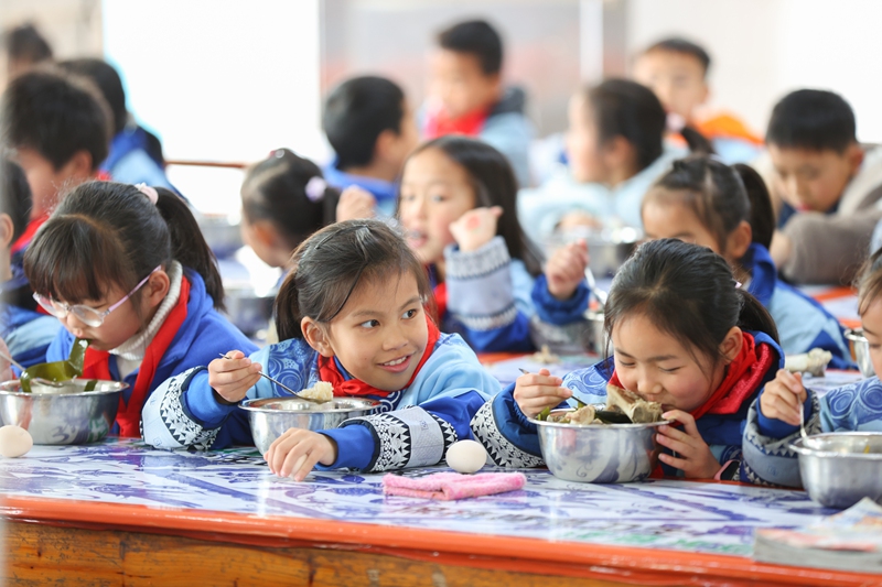 3月24日，學生在丹寨縣揚武鎮揚武民族小學營養餐食堂就餐。