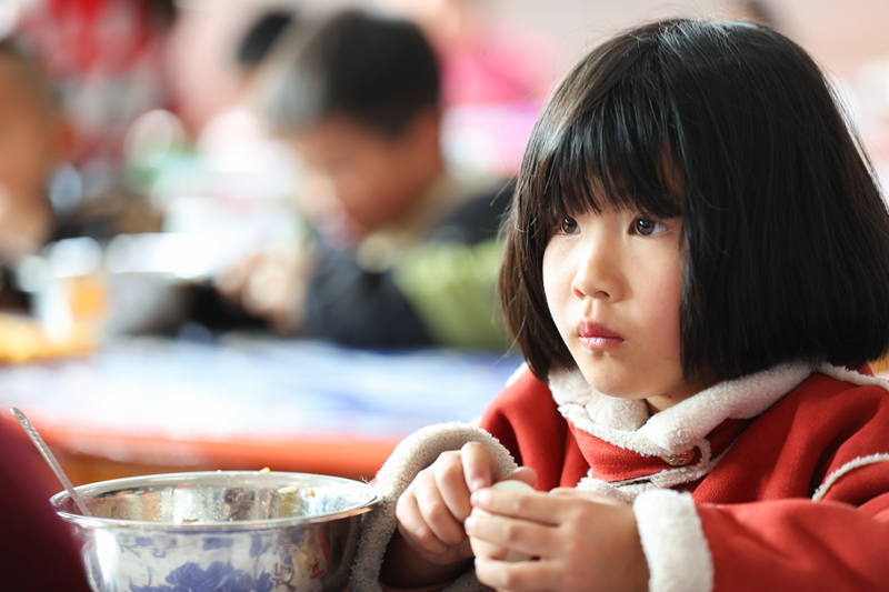 3月24日，學生在丹寨縣揚武鎮揚武民族小學營養餐食堂就餐。