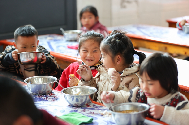 3月24日，學生在丹寨縣揚武鎮揚武民族小學營養餐食堂就餐。