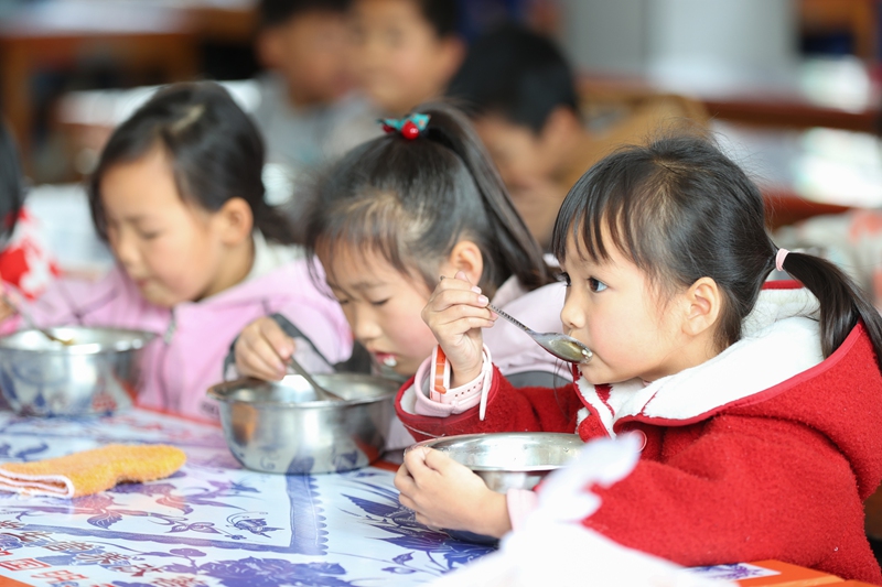 3月24日，學生在丹寨縣揚武鎮揚武民族小學營養餐食堂就餐。