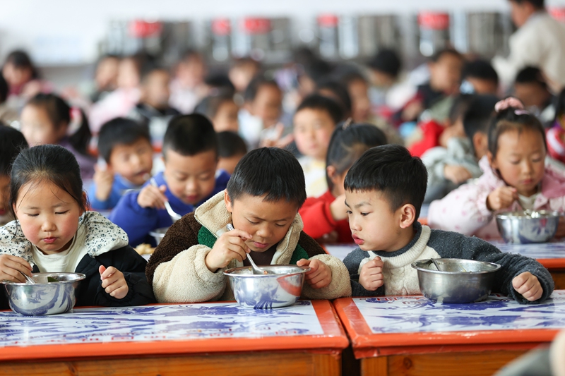 3月24日，學生在丹寨縣揚武鎮揚武民族小學營養餐食堂就餐。