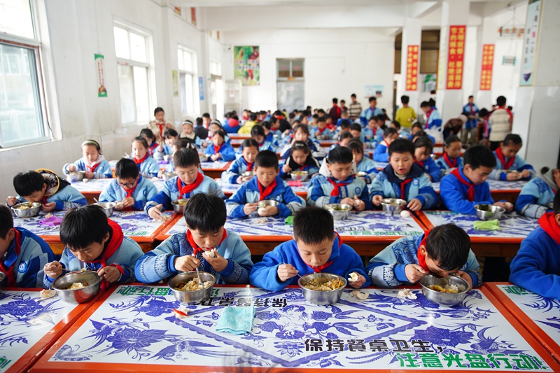 3月24日，學生在丹寨縣揚武鎮揚武民族小學營養餐食堂就餐。