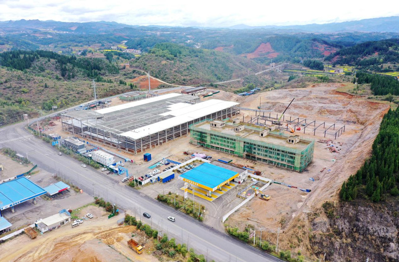 抓項目 拼進度 強保障 全力推動重大項目建設。