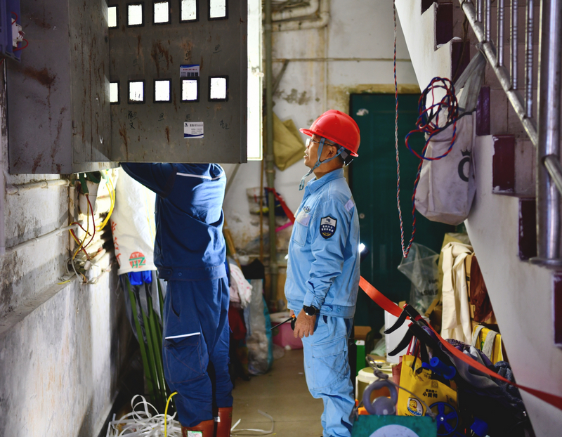 工作人員在給用戶安裝檢測電表。