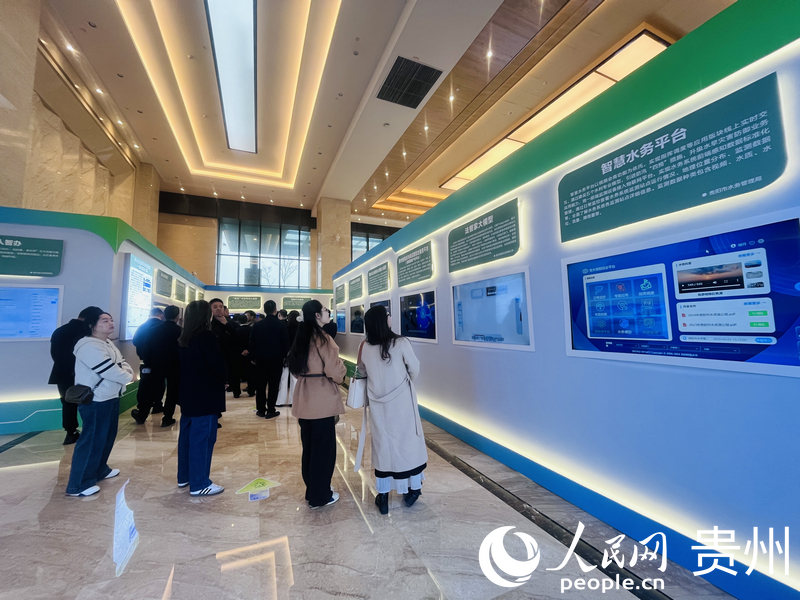 與會嘉賓集中參觀了貴州科學(xué)城科技成果展。人民網(wǎng)記者 陳潔泉攝