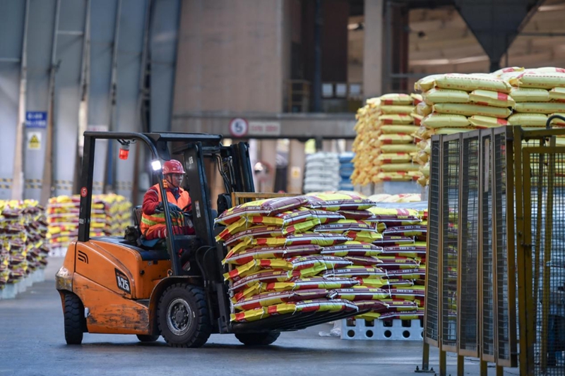 在貴州磷化集團下屬開磷礦肥公司成品包裝區，叉車師傅正有條不紊地轉運磷肥.jpg