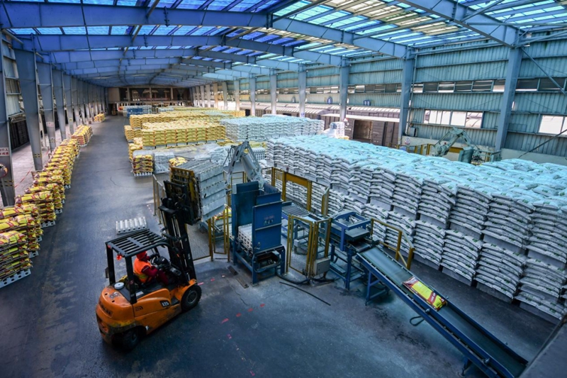 成品包裝區，包裝完成的一袋袋磷肥產品整齊堆碼.jpg