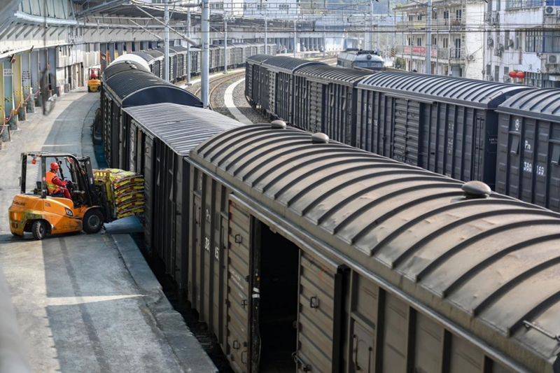 一袋袋磷肥正被裝上列車，即將運往東北、華北等糧食主產區，為春耕備耕提供有力保障.jpg