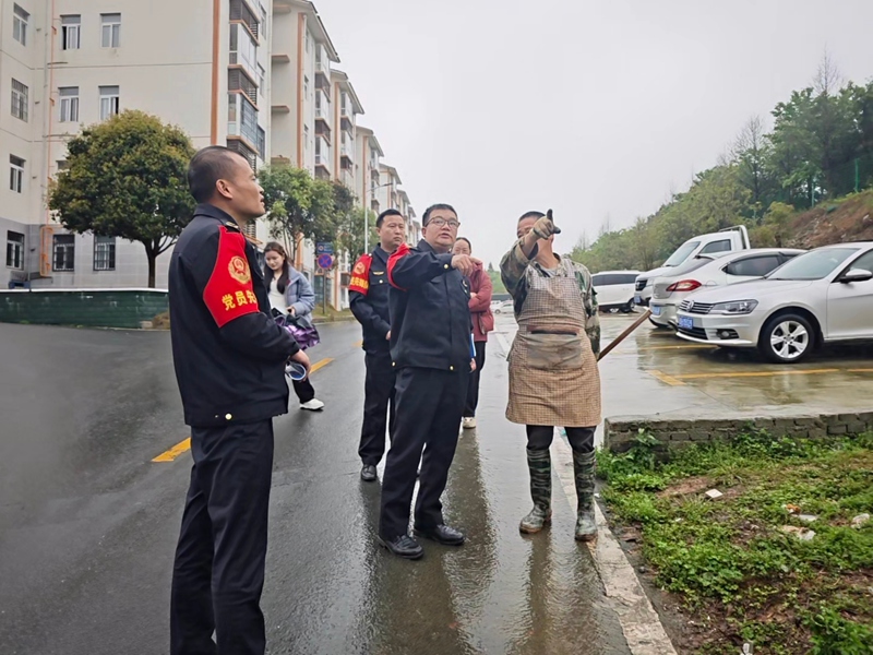 1 圖為交通綜合執(zhí)法工作人員在走訪過程中現(xiàn)場向社區(qū)居民宣傳高速公路相關(guān)法律法規(guī)。
