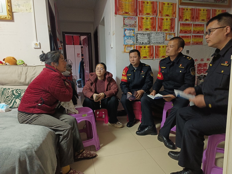 2 圖為交通綜合執(zhí)法人員開展入戶宣傳工作。