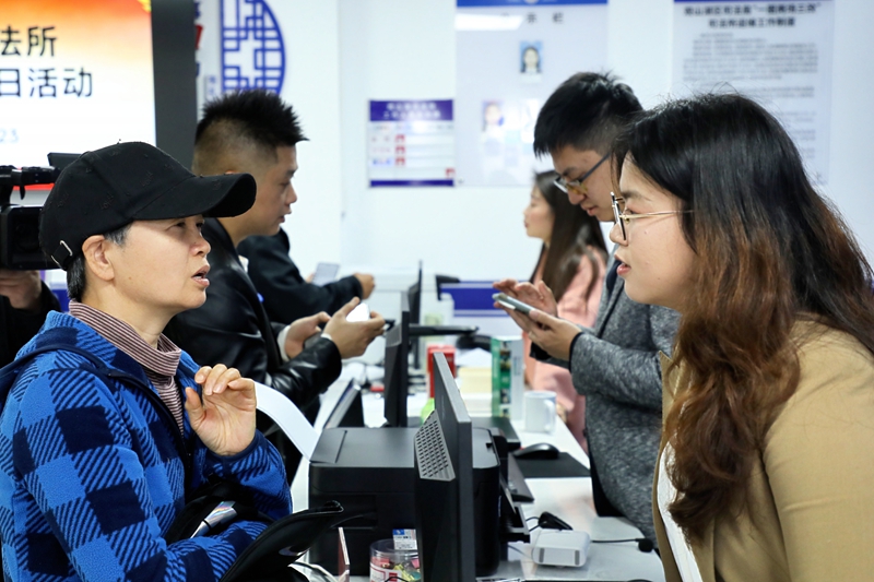 律師代表提供免費法律咨詢服務。